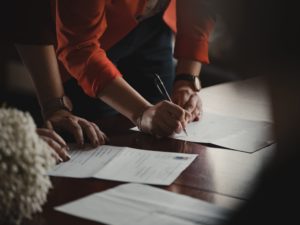 2 people signing a contract about submitting AI-generated content